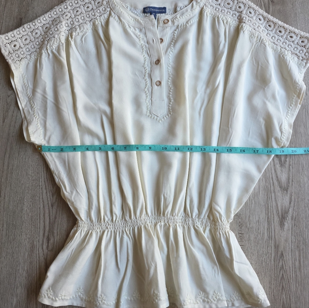 Democracy Cream Crochet Peasant Blouse – Size M - Picture 15 of 16